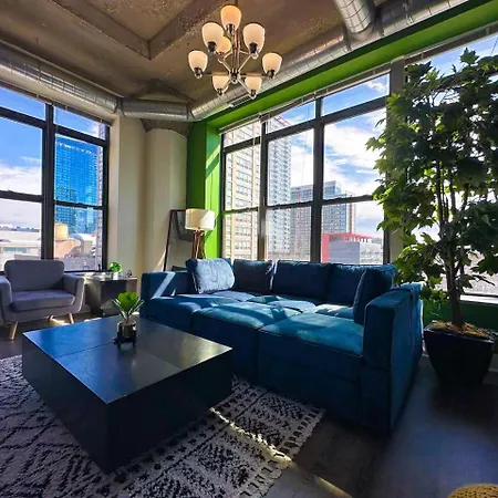 Skyline 2Br In South Loop Chicago With Optional Parking & Gym Access Near Mccormick Place, Soldier Field And Lakefront