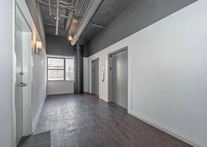 Skyline 2br In South Loop With Optional Parking & Gym Access Near Mccormick Place, Soldier Field And Lakefront *