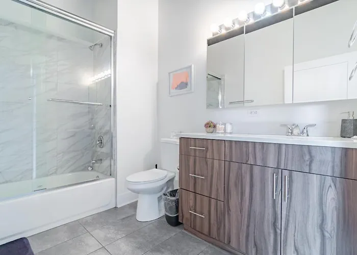 Skyline 2br In South Loop With Optional Parking & Gym Access Near Mccormick Place, Soldier Field And Lakefront Apartment *
