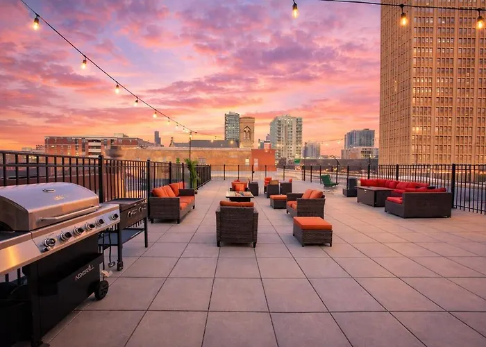Skyline 2br In South Loop With Optional Parking & Gym Access Near Mccormick Place, Soldier Field And Lakefront Apartment Chicago