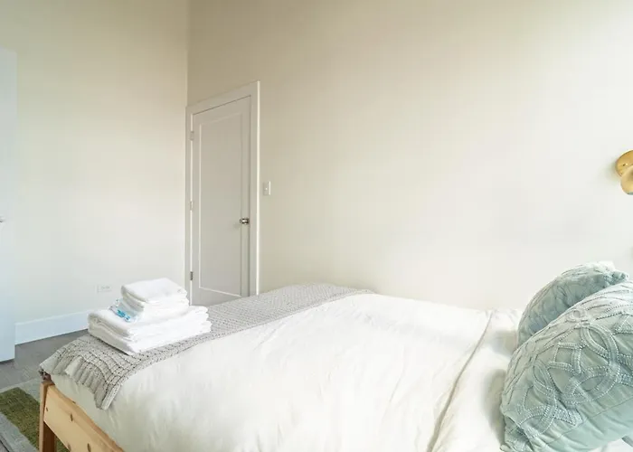 Skyline 2br In South Loop With Optional Parking & Gym Access Near Mccormick Place, Soldier Field And Lakefront Apartment Chicago