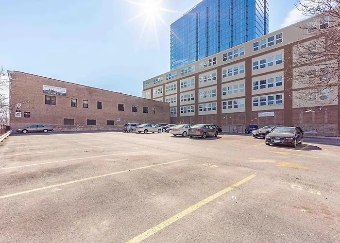 Skyline 2br In South Loop With Optional Parking & Gym Access Near Mccormick Place, Soldier Field And Lakefront Apartment *