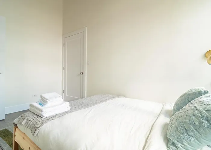 Apartment Skyline 2br In South Loop With Optional Parking & Gym Access Near Mccormick Place, Soldier Field And Lakefront Chicago