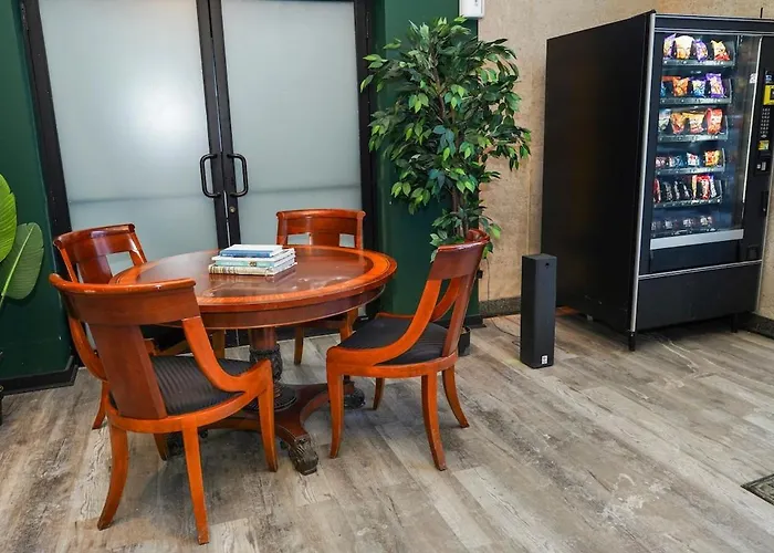 Skyline 2br In South Loop With Optional Parking & Gym Access Near Mccormick Place, Soldier Field And Lakefront
