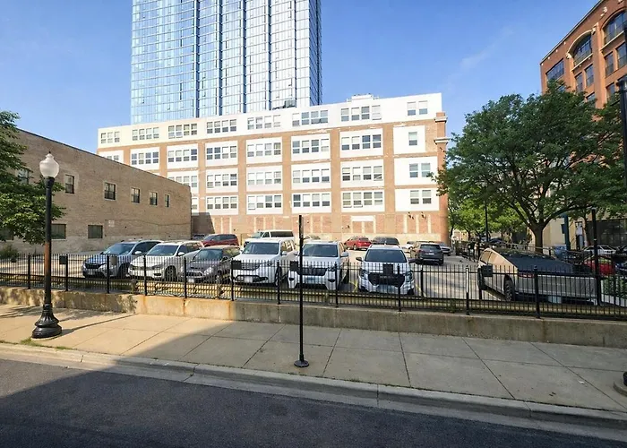 Apartment Skyline 2br In South Loop With Optional Parking & Gym Access Near Mccormick Place, Soldier Field And Lakefront