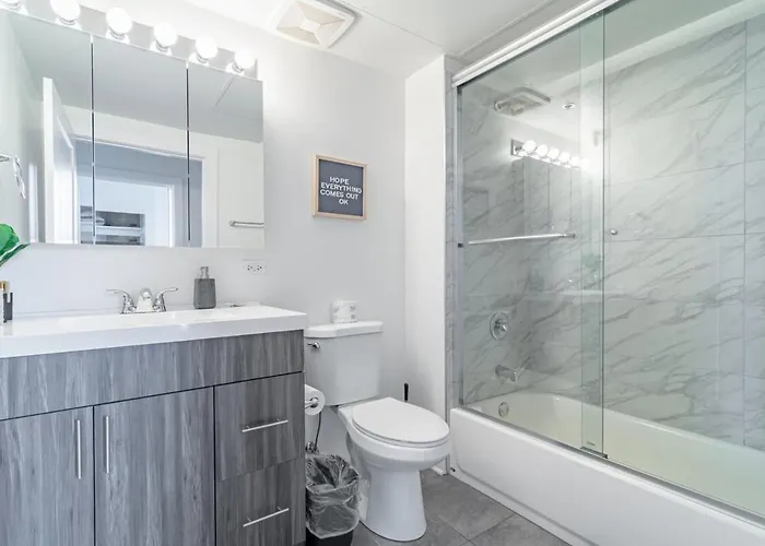 Apartment Skyline 2br In South Loop With Optional Parking & Gym Access Near Mccormick Place, Soldier Field And Lakefront