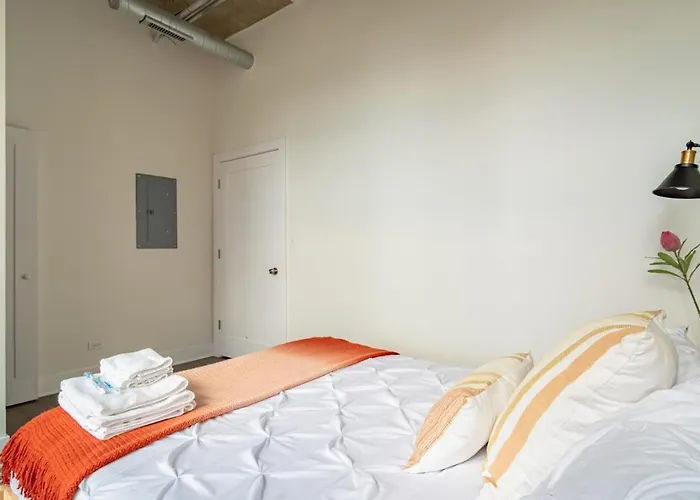 Skyline 2br In South Loop With Optional Parking & Gym Access Near Mccormick Place, Soldier Field And Lakefront Apartment *
