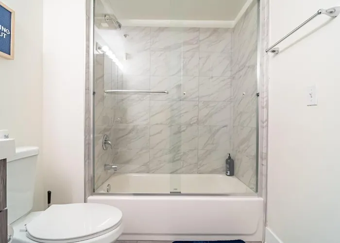 Skyline 2br In South Loop With Optional Parking & Gym Access Near Mccormick Place, Soldier Field And Lakefront Chicago