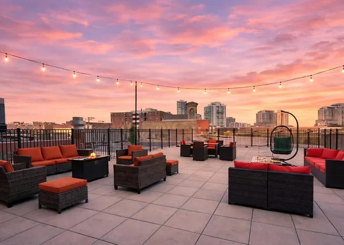 Skyline 2br In South Loop With Optional Parking & Gym Access Near Mccormick Place, Soldier Field And Lakefront *