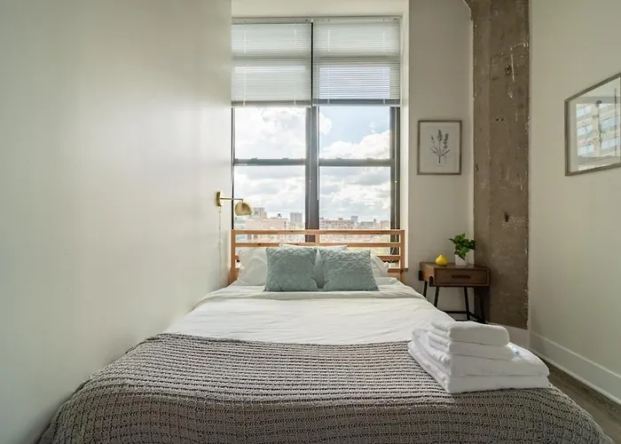 Skyline 2br In South Loop With Optional Parking & Gym Access Near Mccormick Place, Soldier Field And Lakefront Chicago