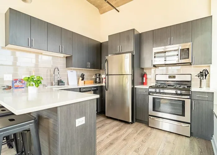 Skyline 2br In South Loop With Optional Parking & Gym Access Near Mccormick Place, Soldier Field And Lakefront